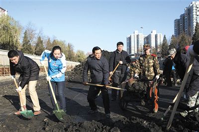 北京：南護(hù)城河道進(jìn)行清淤，9年底泥即將清除